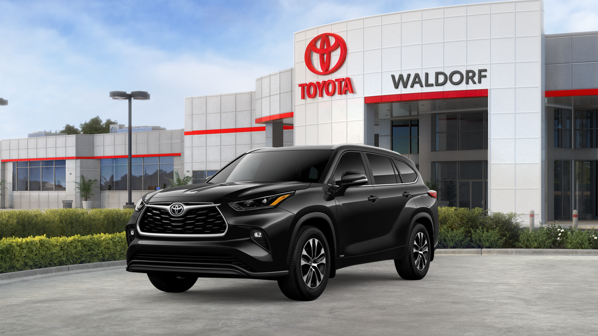 2026 Toyota Highlander Hybrid Hybrid XLE in Midnight Black Metallic — front three-quarter view
