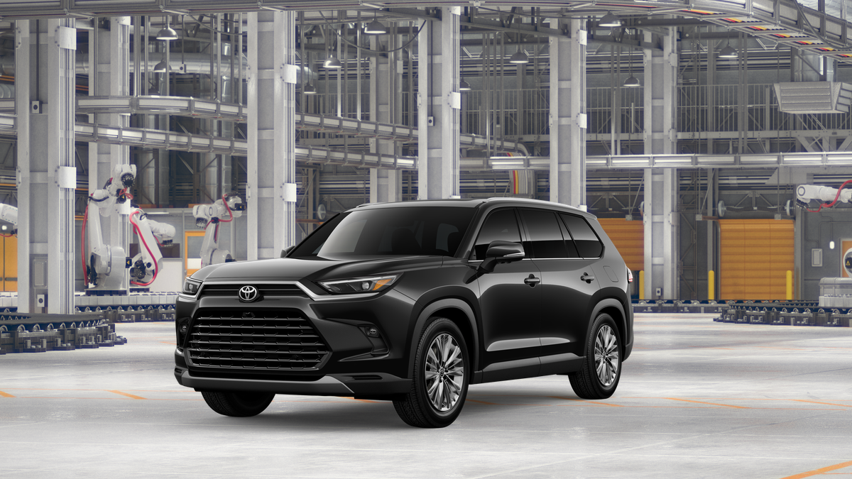 2026 Toyota Grand Highlander Platinum in Midnight Black Metallic — front three-quarter view